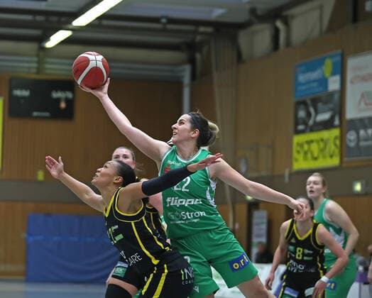 DBBL Saison 2020 21 flippo Baskets BG 74 - inexio Royals Saarlouis Göttingen Ruzica Dzankic (am Ball) gegen Saarlouis Chelsea Waters