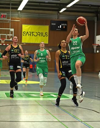 DBBL Saison 2020 21 flippo Baskets BG 74 - inexio Royals Saarlouis Göttingen Ruzica Dzankic (am Ball) gegen Saarlouis Chelsea Waters