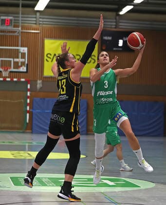 DBBL Saison 2020 21 flippo Baskets BG 74 - inexio Royals Saarlouis Göttingen Ivana Blazevic (am Ball) gegen Saarlouis Klara Brichacova