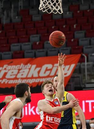 BAMBERG 03.01.2021 --- Basketball ---- easycredit 1. Basketball Bundesliga ---- 10. Spieltag: Brose Bamberg vs EWE Baskets Oldenburg --- Bennet Hundt (33, Brose Bamberg) wirft gegen Philipp Schwethelm (33, EWE Baskets Oldenburg) --- Foto: Hans-Martin Issler isslerimages ---- Brose Bamberg vs EWE Baskets Oldenburg