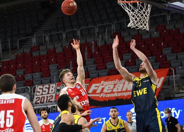 BAMBERG 03.01.2021 --- Basketball ---- easycredit 1. Basketball Bundesliga ---- 10. Spieltag: Brose Bamberg vs EWE Baskets Oldenburg --- Bennet Hundt (33, Brose Bamberg) mit Korbleger gegen Philipp Schwethelm (33, EWE Baskets Oldenburg), Keith Hornsby (4, EWE Baskets Oldenburg) und Martin Breunig (12, EWE Baskets Oldenburg) --- Foto: Hans-Martin Issler isslerimages ---- Brose Bamberg vs EWE Baskets Oldenburg
