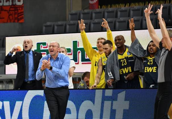 BAMBERG 03.01.2021 --- Basketball ---- easycredit 1. Basketball Bundesliga ---- 10. Spieltag: Brose Bamberg vs EWE Baskets Oldenburg --- Jubel bei Oldenburg nach erfolgreichem Dreipunktwurf. Von links: Srdjan Klaric (Leiter , Mladen Drijencic (Headcoach EWE Baskets Oldenburg), Jacob Hollatz (11, EWE Baskets Oldenburg), Sebastian Herrera (7, EWE Baskets Oldenburg) , Rickey Paulding (23, EWE Baskets Oldenburg) und Phil Pressey (25, EWE Baskets Oldenburg) --- Foto: Hans-Martin Issler isslerimages ---- Brose Bamberg vs EWE Baskets Oldenburg
