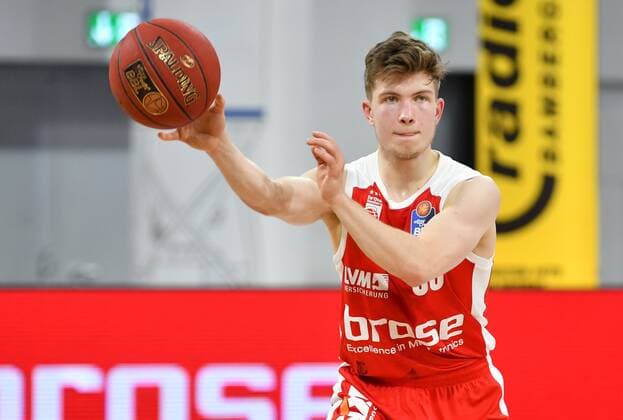 BAMBERG 03.01.2021 --- Basketball ---- easycredit 1. Basketball Bundesliga ---- 10. Spieltag: Brose Bamberg vs EWE Baskets Oldenburg --- Bennet Hundt (33, Brose Bamberg) --- Foto: Hans-Martin Issler isslerimages ---- Brose Bamberg vs EWE Baskets Oldenburg