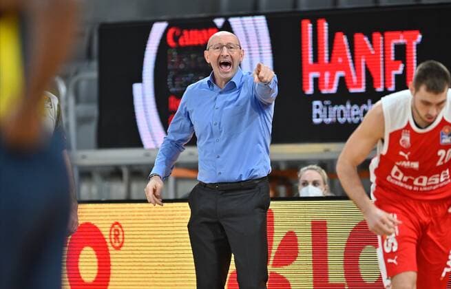 BAMBERG 03.01.2021 --- Basketball ---- easycredit 1. Basketball Bundesliga ---- 10. Spieltag: Brose Bamberg vs EWE Baskets Oldenburg --- Mladen Drijencic (Headcoach EWE Baskets Oldenburg) gibt Anweisung --- Foto: Hans-Martin Issler isslerimages ---- Brose Bamberg vs EWE Baskets Oldenburg