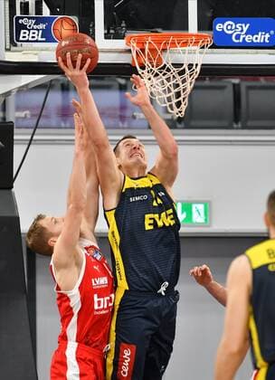 BAMBERG 03.01.2021 --- Basketball ---- easycredit 1. Basketball Bundesliga ---- 10. Spieltag: Brose Bamberg vs EWE Baskets Oldenburg --- Rasid Mahalbasic (24, EWE Baskets Oldenburg) gegen Christian Sengfelder (43, Brose Bamberg) --- Foto: Hans-Martin Issler isslerimages ---- Brose Bamberg vs EWE Baskets Oldenburg