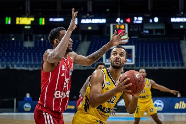Basketball Berlin 03.01.2021 Saison 2020 2021 easyCredit BBL 1. Bundesliga Alba Berlin vs FC Bayern München Johannes Thiemann (Alba Berlin, No.32) JaJuan Johnson (München, No.25)