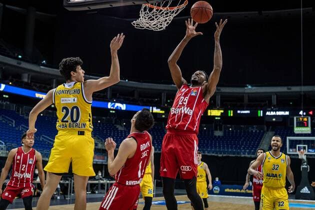 Basketball Berlin 03.01.2021 Saison 2020 2021 easyCredit BBL 1. Bundesliga Alba Berlin vs FC Bayern München JaJuan Johnson (München, No.25) Simone Fontecchio (Alba Berlin, No.20)