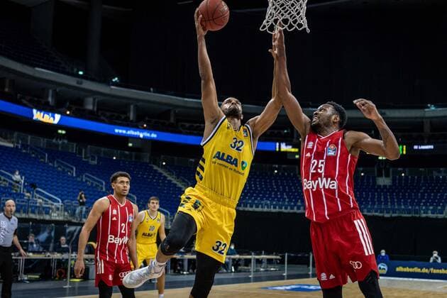 Basketball Berlin 03.01.2021 Saison 2020 2021 easyCredit BBL 1. Bundesliga Alba Berlin vs FC Bayern München Johannes Thiemann (Alba Berlin, No.32) JaJuan Johnson (München, No.25)
