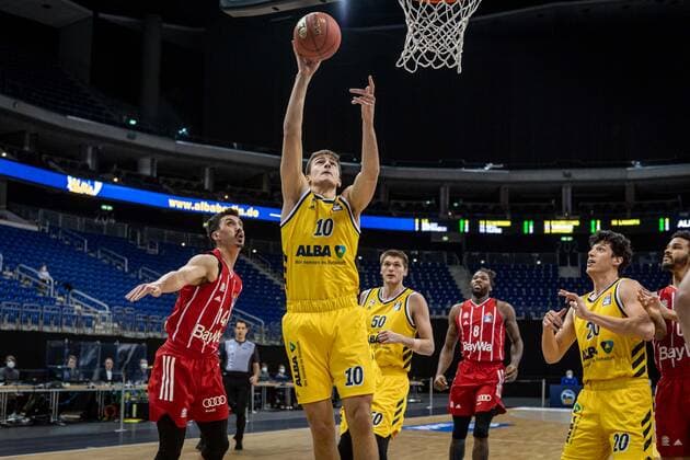 Basketball Berlin 03.01.2021 Saison 2020 2021 easyCredit BBL 1. Bundesliga Alba Berlin vs FC Bayern München Tim Schneider (Alba Berlin, No.10) Nihad Djedovic (München, No.14) Dedovic li.