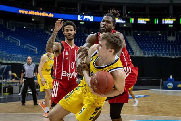Basketball Berlin 03.01.2021 Saison 2020 2021 easyCredit BBL 1. Bundesliga Alba Berlin vs FC Bayern München Malte Delow (Alba Berlin, No.06) Jalen Reynolds (München, No.08) Nick Weiler-Babb (München, No.00)