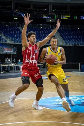 Basketball Berlin 03.01.2021 Saison 2020 2021 easyCredit BBL 1. Bundesliga Alba Berlin vs FC Bayern München Louis Olinde (Alba Berlin, No.19) Sasha Grant (München, No.44)