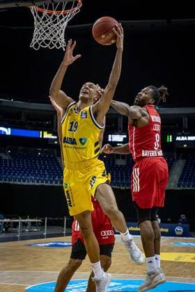 Basketball Berlin 03.01.2021 Saison 2020 2021 easyCredit BBL 1. Bundesliga Alba Berlin vs FC Bayern München Louis Olinde (Alba Berlin, No.19) Jalen Reynolds (München, No.08)