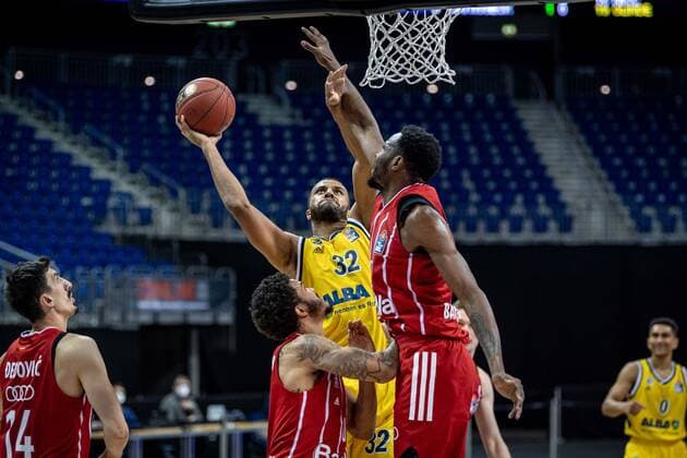 Basketball Berlin 03.01.2021 Saison 2020 2021 easyCredit BBL 1. Bundesliga Alba Berlin vs FC Bayern München Johannes Thiemann (Alba Berlin, No.32) Jalen Reynolds (München, No.08) Nick Weiler-Babb (München, No.00)