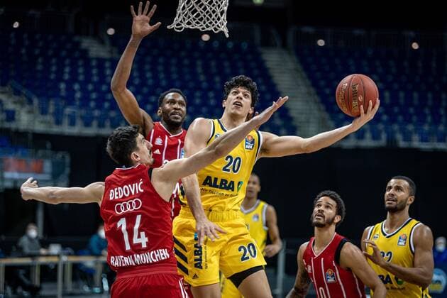 Basketball Berlin 03.01.2021 Saison 2020 2021 easyCredit BBL 1. Bundesliga Alba Berlin vs FC Bayern München Simone Fontecchio (Alba Berlin, No.20) Nihad Djedovic (München, No.14) Dedovic Jalen Reynolds (München, No.08) hi.