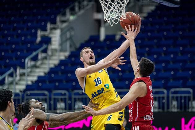 Basketball Berlin 03.01.2021 Saison 2020 2021 easyCredit BBL 1. Bundesliga Alba Berlin vs FC Bayern München Kresimir Nikic (Alba Berlin, No.16) Nihad Djedovic (München, No.14) Dedovic