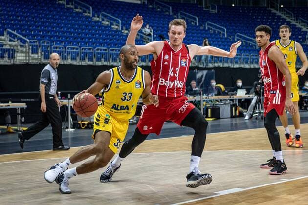 Basketball Berlin 03.01.2021 Saison 2020 2021 easyCredit BBL 1. Bundesliga Alba Berlin vs FC Bayern München Jayson Granger (Alba Berlin, No.33) Leon Radosevic (München, No.43)