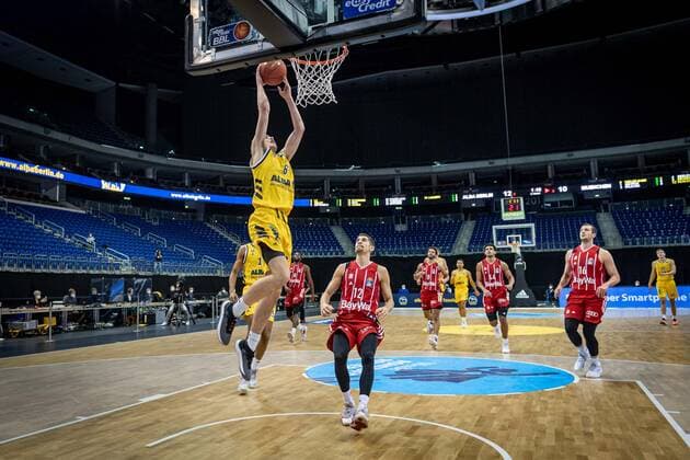 Sport Bilder des Tages Basketball Berlin 03.01.2021 Saison 2020 2021 easyCredit BBL 1. Bundesliga Alba Berlin vs FC Bayern München Malte Delow (Alba Berlin, No.06) Diego Flaccadori (München, No.12)
