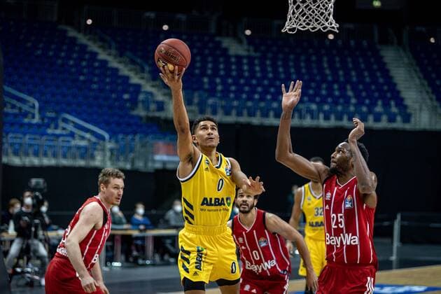 Basketball Berlin 03.01.2021 Saison 2020 2021 easyCredit BBL 1. Bundesliga Alba Berlin vs FC Bayern München Maodo Lo (Alba Berlin, No.00) JaJuan Johnson (München, No.25)