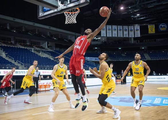 Basketball Berlin 03.01.2021 Saison 2020 2021 easyCredit BBL 1. Bundesliga Alba Berlin vs FC Bayern München vl: Simone Fontecchio (20 ALB), JaJuan Johnson (25 BAY), Johannes Thiemann (32 ALB), Jayson Granger (33 ALB)