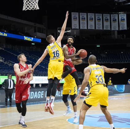 Basketball Berlin 03.01.2021 Saison 2020 2021 easyCredit BBL 1. Bundesliga Alba Berlin vs FC Bayern München vl: Leon Radosevic (43 BAY), Kresimir Nikic (16 ALB), D.J.Seeley (4 BAY) und Jayson Granger (33 ALB)