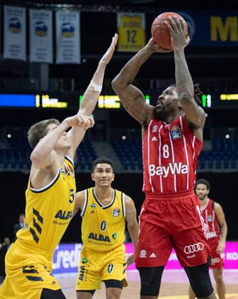 Basketball Berlin 03.01.2021 Saison 2020 2021 easyCredit BBL 1. Bundesliga Alba Berlin vs FC Bayern München vl: Ben Lammers (50 ALB), Maodo Lo (0 Alb), Jalen Reynolds (8 BAY)