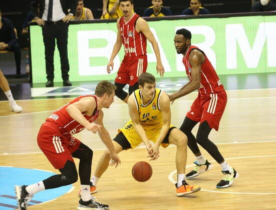 GER, BBL, ALBA Berlin vs. Bayern Muenchen 03.01.2021, Mercedes Benz Arena, Berlin, GER, BBL, ALBA Berlin vs. Bayern Muenchen, im Bild Tim Schneider (ALBA Berlin 10), Leon Radosevic (FC Bayern Muenchen 43), JaJuan Johnson (FC Bayern Muenchen 25)