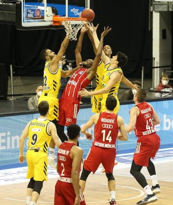 GER, BBL, ALBA Berlin vs. Bayern Muenchen 03.01.2021, Mercedes Benz Arena, Berlin, GER, BBL, ALBA Berlin vs. Bayern Muenchen, im Bild Johannes Thiemann (ALBA Berlin 32), Simone Fontecchio (ALBA Berlin 20), Louis Olinde (ALBA Berlin 19), JaJuan Johnson (FC Bayern Muenchen 25), Nihad Djedovic (FC Bayern Muenchen 14), Leon Radosevic (FC Bayern Muenchen 43)