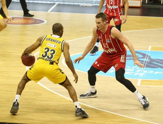 GER, BBL, ALBA Berlin vs. Bayern Muenchen 03.01.2021, Mercedes Benz Arena, Berlin, GER, BBL, ALBA Berlin vs. Bayern Muenchen, im Bild Jayson Granger (ALBA Berlin 33), Leon Radosevic (FC Bayern Muenchen 43)