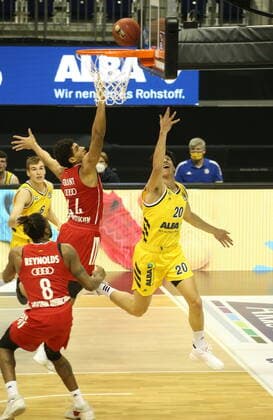 GER, BBL, ALBA Berlin vs. Bayern Muenchen 03.01.2021, Mercedes Benz Arena, Berlin, GER, BBL, ALBA Berlin vs. Bayern Muenchen, im Bild Simone Fontecchio (ALBA Berlin 20), Sasha Grant (FC Bayern Muenchen 44)