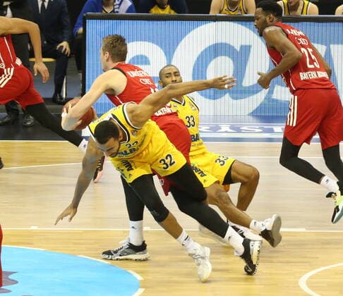GER, BBL, ALBA Berlin vs. Bayern Muenchen 03.01.2021, Mercedes Benz Arena, Berlin, GER, BBL, ALBA Berlin vs. Bayern Muenchen, im Bild Johannes Thiemann (ALBA Berlin 32), Jayson Granger (ALBA Berlin 33), Leon Radosevic (FC Bayern Muenchen 43)