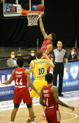 GER, BBL, ALBA Berlin vs. Bayern Muenchen 03.01.2021, Mercedes Benz Arena, Berlin, GER, BBL, ALBA Berlin vs. Bayern Muenchen, im Bild Tim Schneider (ALBA Berlin 10), Wade Baldwin (FC Bayern Muenchen 2)