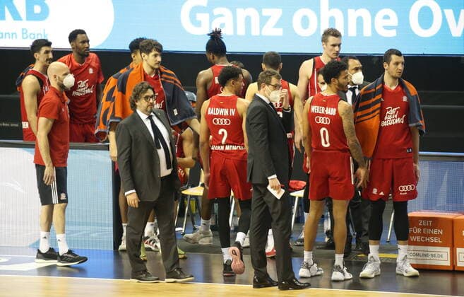 GER, BBL, ALBA Berlin vs. Bayern Muenchen 03.01.2021, Mercedes Benz Arena, Berlin, GER, BBL, ALBA Berlin vs. Bayern Muenchen, im Bild Head Coach: Andrea Trinchieri (FC Bayern Muenchen), Spielerkreis