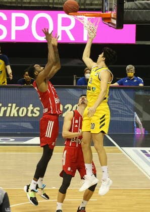 GER, BBL, ALBA Berlin vs. Bayern Muenchen 03.01.2021, Mercedes Benz Arena, Berlin, GER, BBL, ALBA Berlin vs. Bayern Muenchen, im Bild Simone Fontecchio (ALBA Berlin 20), JaJuan Johnson (FC Bayern Muenchen 25)