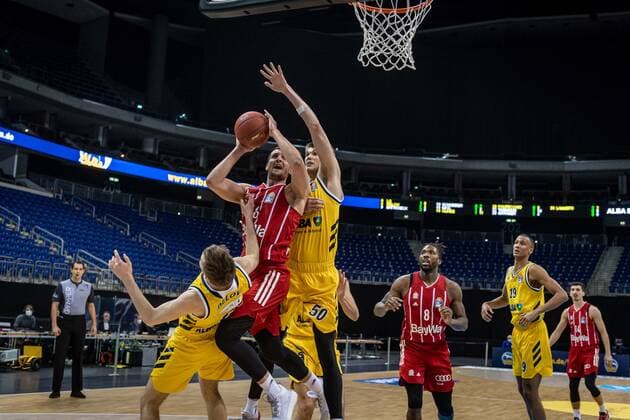 Basketball Berlin 03.01.2021 Saison 2020 2021 easyCredit BBL 1. Bundesliga Alba Berlin vs FC Bayern München Paul Zipser (München, No.16) Malte Delow (Alba Berlin, No.06) Ben Lammers (Alba Berlin, No.50)