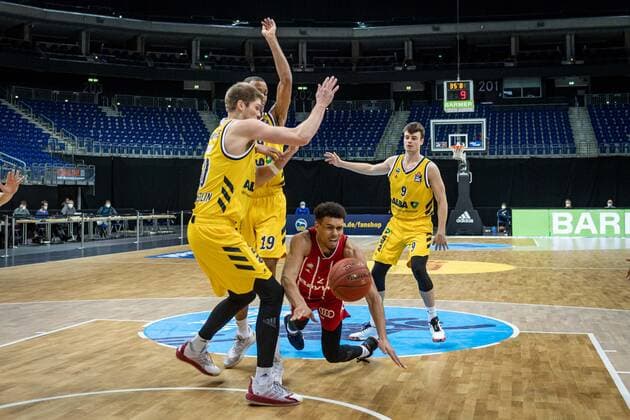 Basketball Berlin 03.01.2021 Saison 2020 2021 easyCredit BBL 1. Bundesliga Alba Berlin vs FC Bayern München Wade Baldwin (München, No.02) Ben Lammers (Alba Berlin, No.50) Louis Olinde (Alba Berlin, No.19) Jonas Mattisseck (Alba Berlin, No.09)