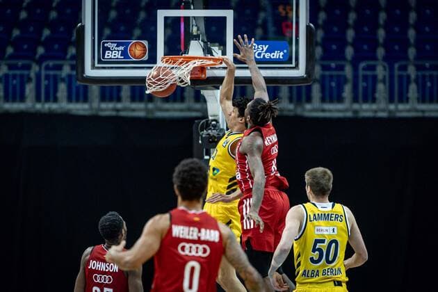 Basketball Berlin 03.01.2021 Saison 2020 2021 easyCredit BBL 1. Bundesliga Alba Berlin vs FC Bayern München Simone Fontecchio (Alba Berlin, No.20) Jalen Reynolds (München, No.08)