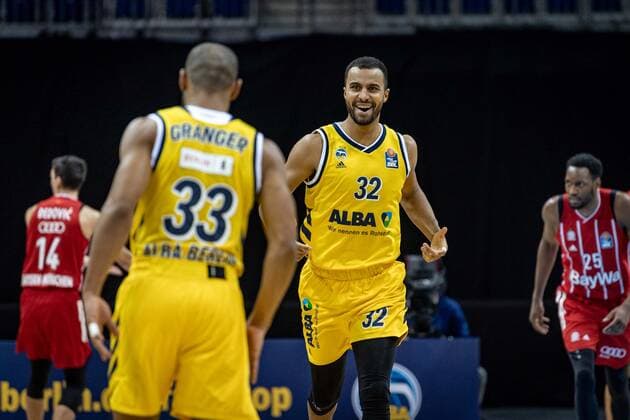 Basketball Berlin 03.01.2021 Saison 2020 2021 easyCredit BBL 1. Bundesliga Alba Berlin vs FC Bayern München Johannes Thiemann (Alba Berlin, No.32) Jayson Granger (Alba Berlin, No.33) Jubel
