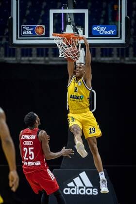 Basketball Berlin 03.01.2021 Saison 2020 2021 easyCredit BBL 1. Bundesliga Alba Berlin vs FC Bayern München Louis Olinde (Alba Berlin, No.19) JaJuan Johnson (München, No.25)