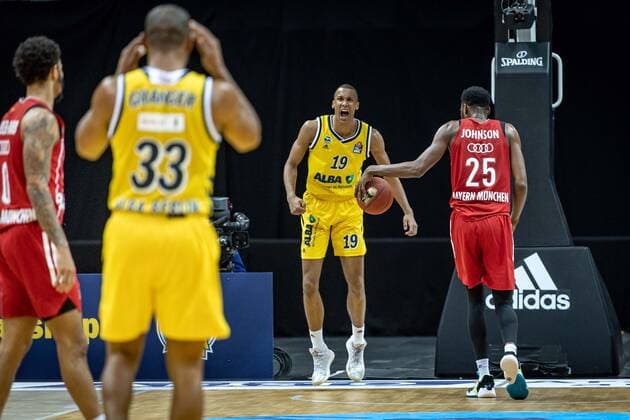 Basketball Berlin 03.01.2021 Saison 2020 2021 easyCredit BBL 1. Bundesliga Alba Berlin vs FC Bayern München Louis Olinde (Alba Berlin, No.19) Jubel JaJuan Johnson (München, No.25)