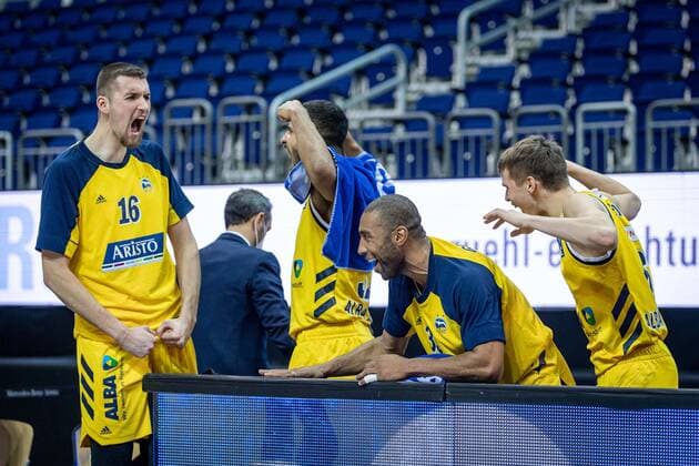 Basketball Berlin 03.01.2021 Saison 2020 2021 easyCredit BBL 1. Bundesliga Alba Berlin vs FC Bayern München Jubel Alba Kresimir Nikic (Alba Berlin, No.16) Johannes Thiemann (Alba Berlin, No.32) Jayson Granger (Alba Berlin, No.33) Malte Delow (Alba Berlin, No.06) vlnr.