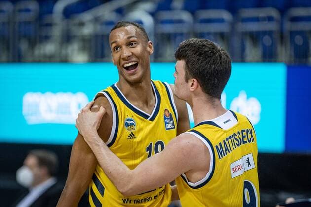 Basketball Berlin 03.01.2021 Saison 2020 2021 easyCredit BBL 1. Bundesliga Alba Berlin vs FC Bayern München Louis Olinde (Alba Berlin, No.19) Jonas Mattisseck (Alba Berlin, No.09) Jubel