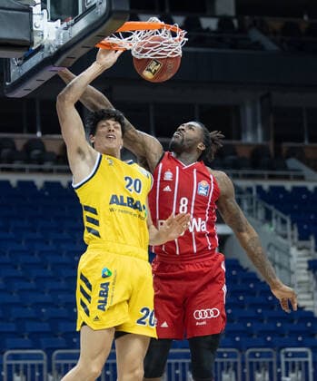 Basketball Berlin 03.01.2021 Saison 2020 2021 easyCredit BBL 1. Bundesliga Alba Berlin vs FC Bayern München vl: Simone Fontecchio (20 ALB), Jalen Reynolds (8 BAY)