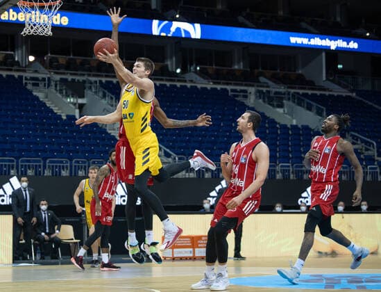 Basketball Berlin 03.01.2021 Saison 2020 2021 easyCredit BBL 1. Bundesliga Alba Berlin vs FC Bayern München Ben Lammers (50 ALB), Paul Zipser (16 BAY), Jalen Reynolds (8 BAY)