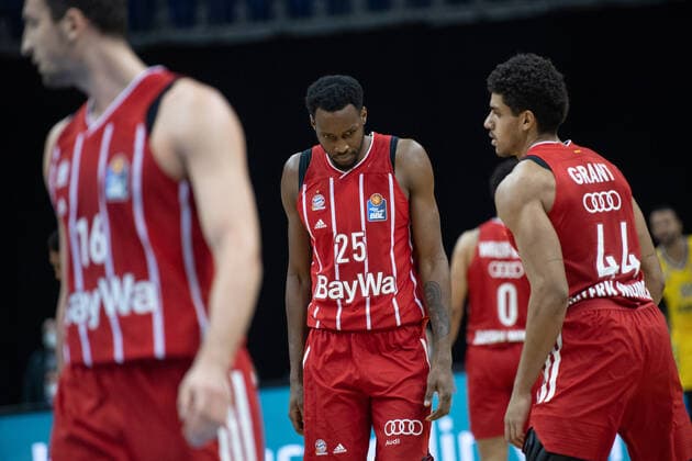 Basketball Berlin 03.01.2021 Saison 2020 2021 easyCredit BBL 1. Bundesliga Alba Berlin vs FC Bayern München vl: Paul Zipser (16 BAY), JaJuan Johnson (25 BAY), Sasha Grant (44 BAY)