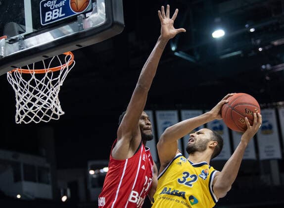 Basketball Berlin 03.01.2021 Saison 2020 2021 easyCredit BBL 1. Bundesliga Alba Berlin vs FC Bayern München vl: JaJuan Johnson (25 BAY), Johannes Thiemann (32 ALB)