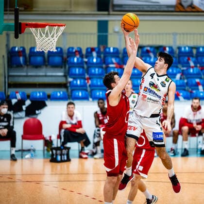 Martin Jelic ( 4 BSW Sixers), Tibor Taras ( 18 Rheinstars Köln) waehrend der Saison 2020-21 (Herren) in der Barmer Bundesliga ProB zwischen BSW Sixers und Rheinstars Köln in der Ballsporthalle Sandersdorf am 3. January 2021 in Sandersdorf, Sachsen Anhalt, Deutschland