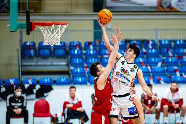 Martin Jelic ( 4 BSW Sixers), Tibor Taras ( 18 Rheinstars Köln) waehrend der Saison 2020-21 (Herren) in der Barmer Bundesliga ProB zwischen BSW Sixers und Rheinstars Köln in der Ballsporthalle Sandersdorf am 3. January 2021 in Sandersdorf, Sachsen Anhalt, Deutschland