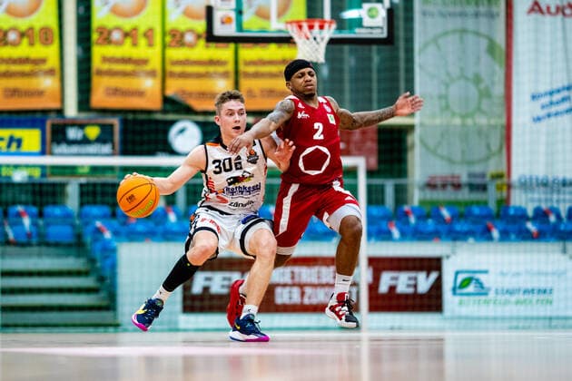 Vincent Friederici ( 30 BSW Sixers), Vincent Golson ( 2 Rheinstars Köln) waehrend der Saison 2020-21 (Herren) in der Barmer Bundesliga ProB zwischen BSW Sixers und Rheinstars Köln in der Ballsporthalle Sandersdorf am 3. January 2021 in Sandersdorf, Sachsen Anhalt, Deutschland