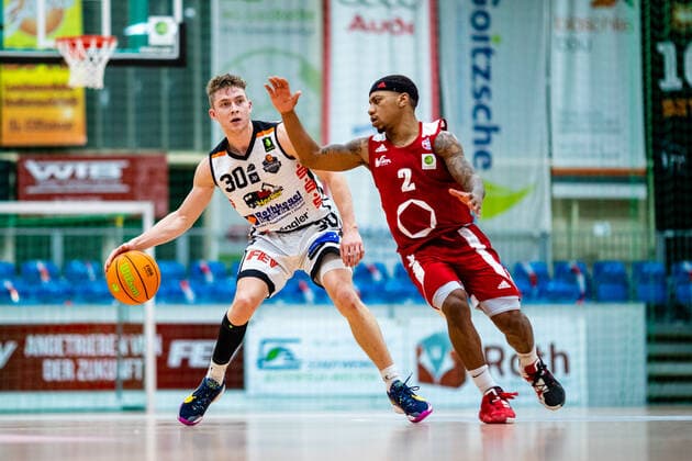 Vincent Friederici ( 30 BSW Sixers), Vincent Golson ( 2 Rheinstars Köln) waehrend der Saison 2020-21 (Herren) in der Barmer Bundesliga ProB zwischen BSW Sixers und Rheinstars Köln in der Ballsporthalle Sandersdorf am 3. January 2021 in Sandersdorf, Sachsen Anhalt, Deutschland
