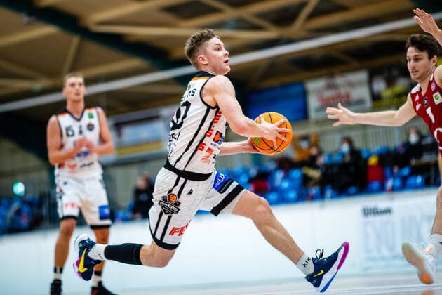 Vincent Friederici ( 30 BSW Sixers) waehrend der Saison 2020-21 (Herren) in der Barmer Bundesliga ProB zwischen BSW Sixers und Rheinstars Köln in der Ballsporthalle Sandersdorf am 3. January 2021 in Sandersdorf, Sachsen Anhalt, Deutschland
